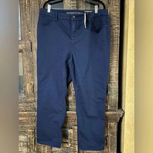 Chico’s NWT the SO SLIMMING GIRLFRIEND CROP Pant Tonga Navy Size 3 (Large)